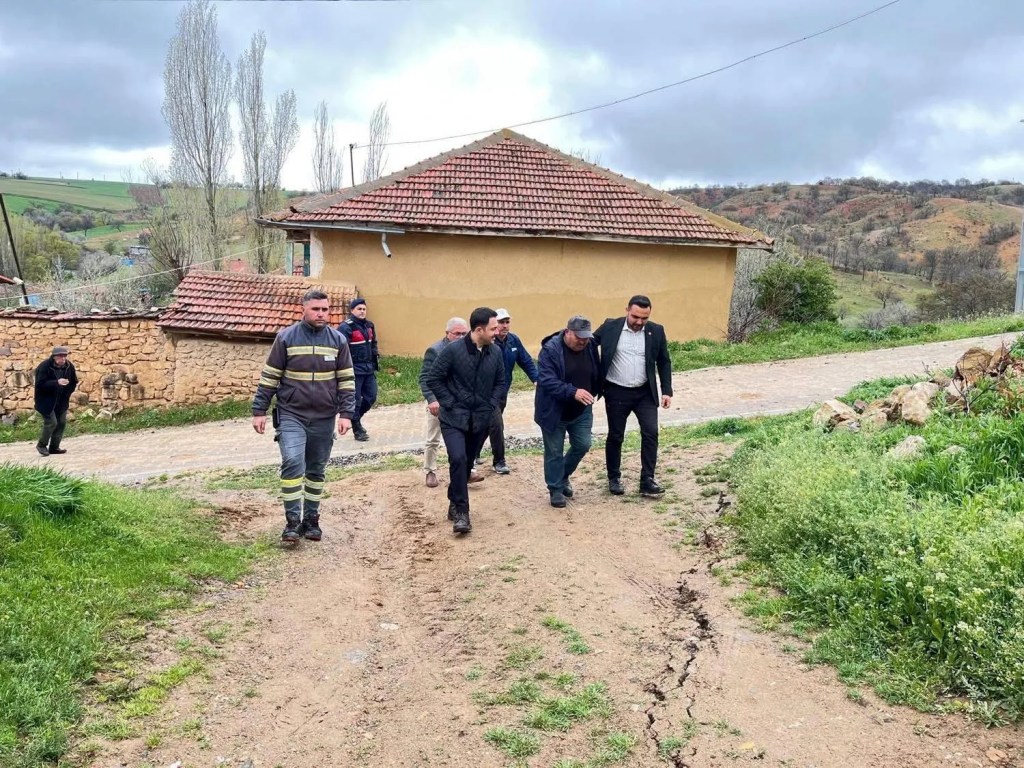 Kırıkkale'de Sağanak Sonrası Toprak Kayması Hasara Yol Açtı