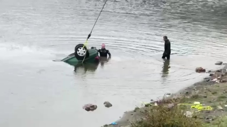 Sivas'ta El Freni Çekilmeyen Araç Gölete Düştü