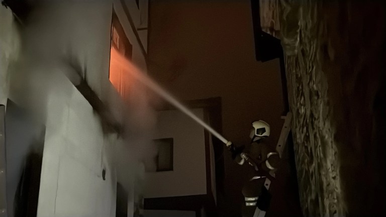 Safranbolu'da yangında mahsur kalan kedi kurtarıldı