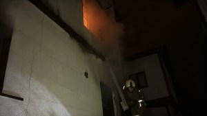 Safranbolu'da yangında mahsur kalan kedi kurtarıldı