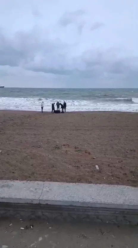 Karasu Sahilinde Bulunan Çantadan Uyuşturucu Çıktı