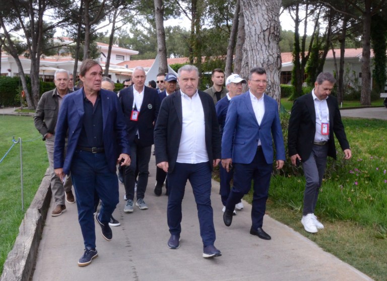 Bakan Bak Antalya'da Golf Turnuvası Ödül Törenine Katıldı