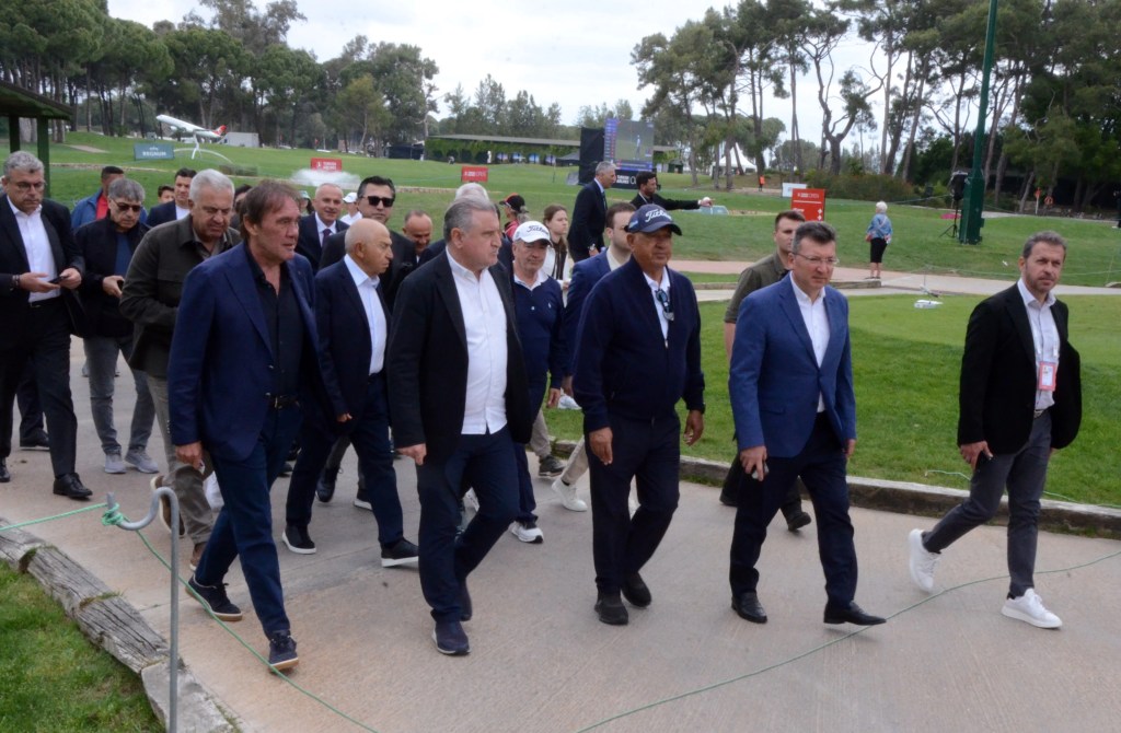 Bakan Bak Antalya'da Golf Turnuvası Ödül Törenine Katıldı