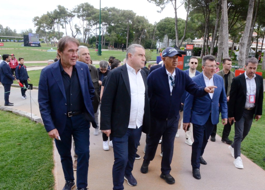 Bakan Bak Antalya'da Golf Turnuvası Ödül Törenine Katıldı