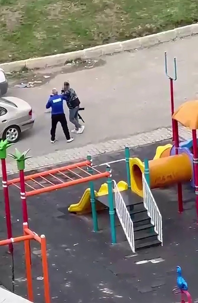 Eşinin Sosyal Medya Hesabı Açmasına Sinirlenip Kayınpederinin Evine Ateş Etti
