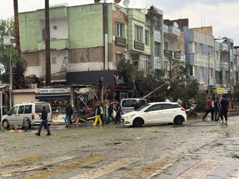 Şanlıurfa'da Fırtına ve Dolu Hayatı Felç Etti