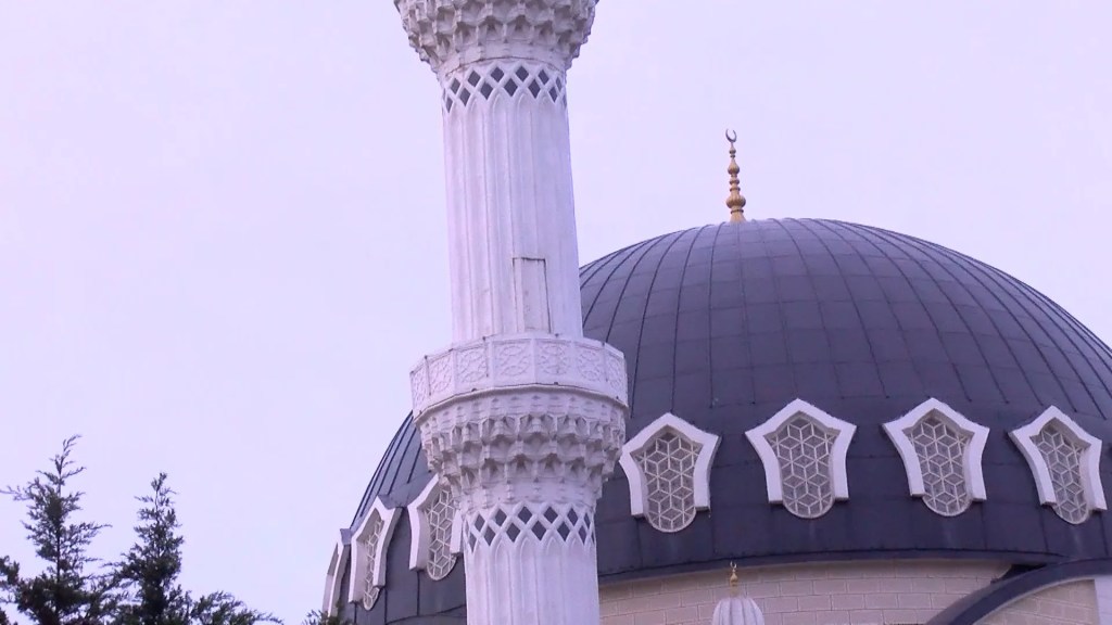 Arnavutköy'de fırtına cami minaresini salladı