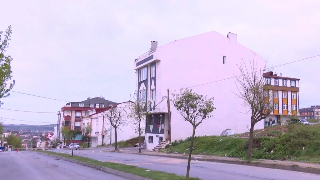 Arnavutköy'de fırtına cami minaresini salladı