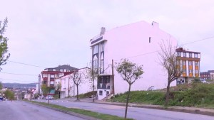Arnavutköy'de fırtına cami minaresini salladı