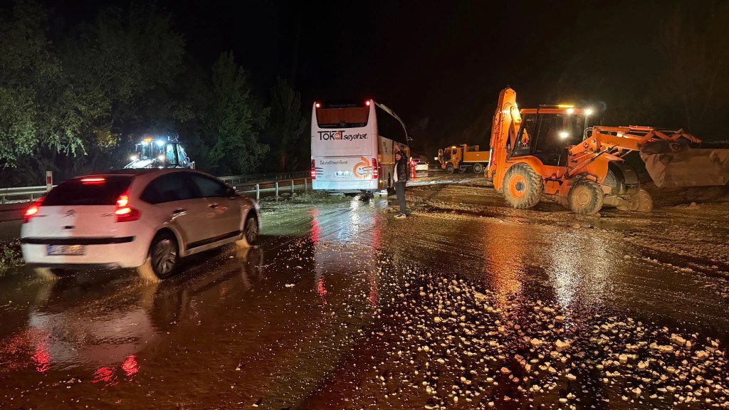 Tokat'ta Sağanak Yağış Ulaşımı Felç Etti