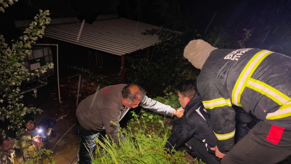 Bursa'da Dere Taştı: Çiftçi ve Köpeği Dramdan Kurtarıldı