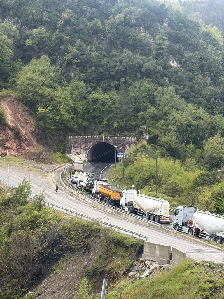 Zonguldak'ta Heyelan Elektrik Hattını Kopardı