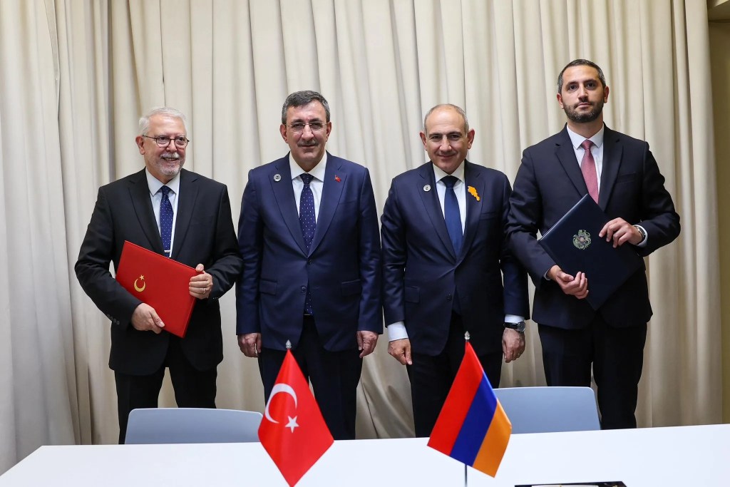 Yılmaz ve Paşinyan Erivan'da Görüştü