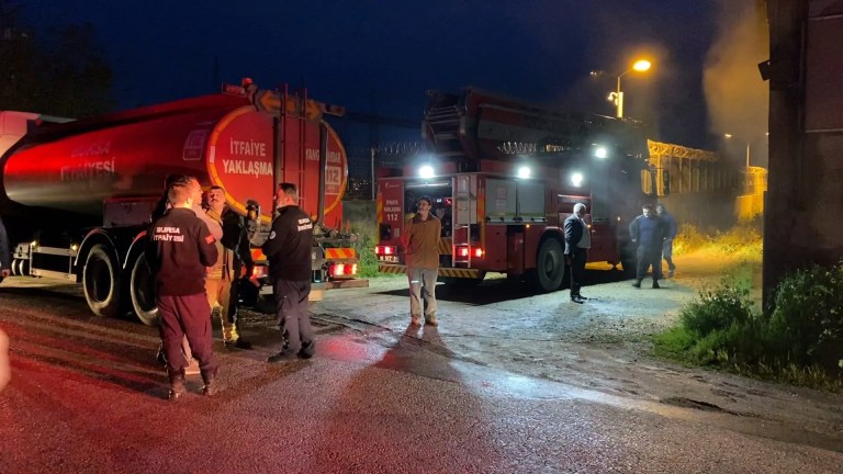 Bursa İnegöl'de Menteşe İmalathanesinde Yangın Söndürüldü
