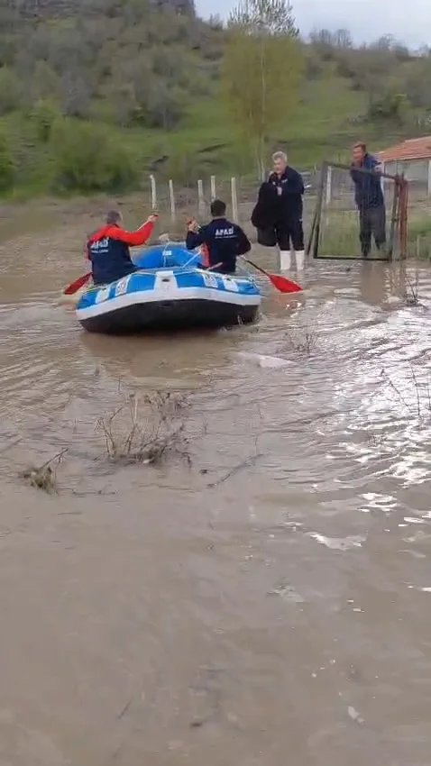 Tokat Almus'ta AFAD, Su Baskınında Mahsur Kalanları Kurtardı