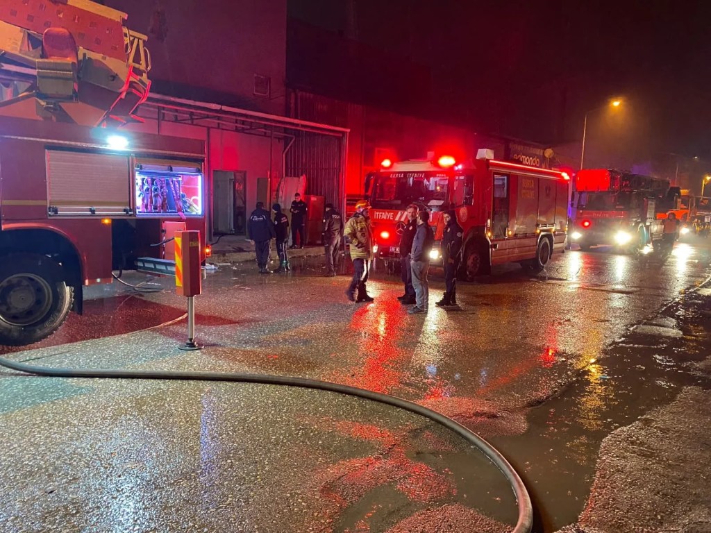 Bursa İnegöl'de Mobilya Fabrikasında Yangın Söndürüldü