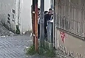 Adana'da Evsizi Darbeden Çocuğa Ev Hapsi Cezası Verildi