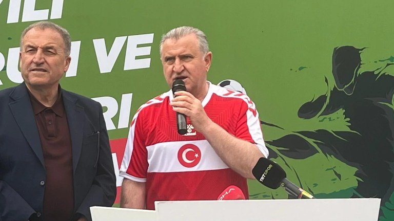 Gençlik ve Spor Bakanı Bak'tan Milli Takıma Destek
