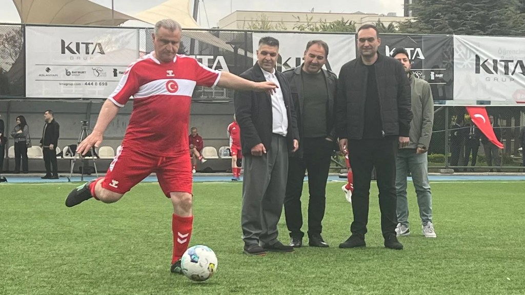 Gençlik ve Spor Bakanı Bak'tan Milli Takıma Destek