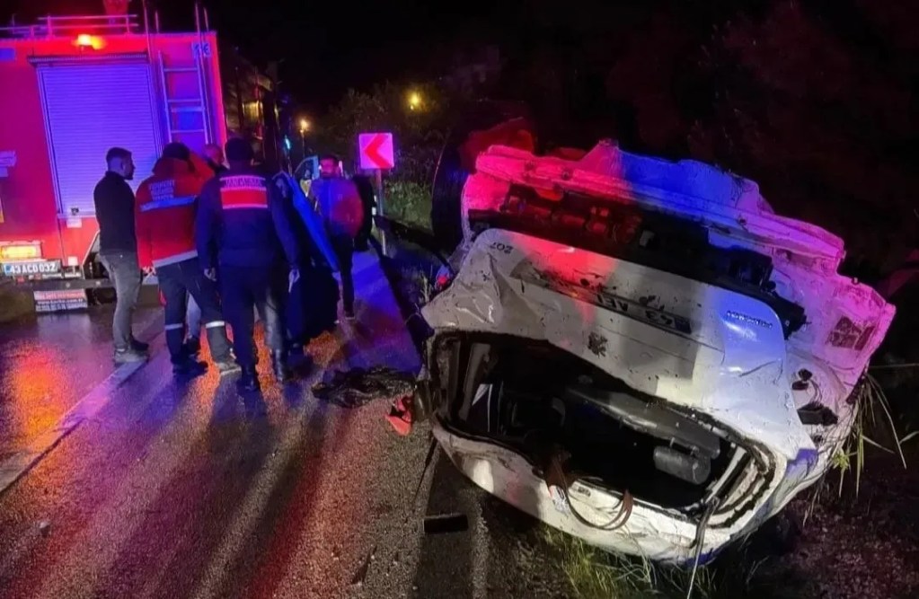 Kütahya Gediz'de Otomobil Kazası: Dört Kişi Yaralandı