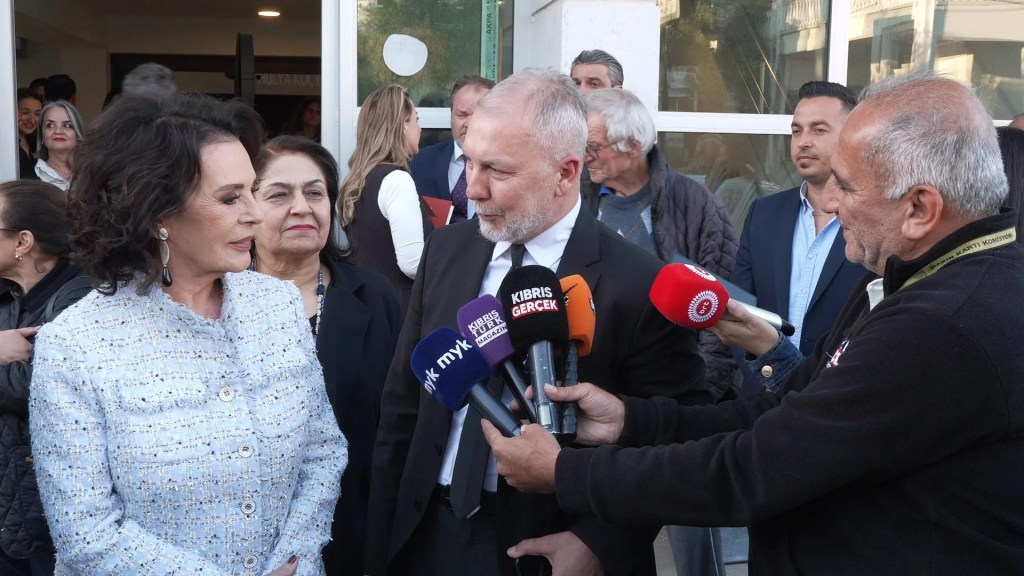 Hülya Koçyiğit KKTC'de Söyleşiye Katıldı