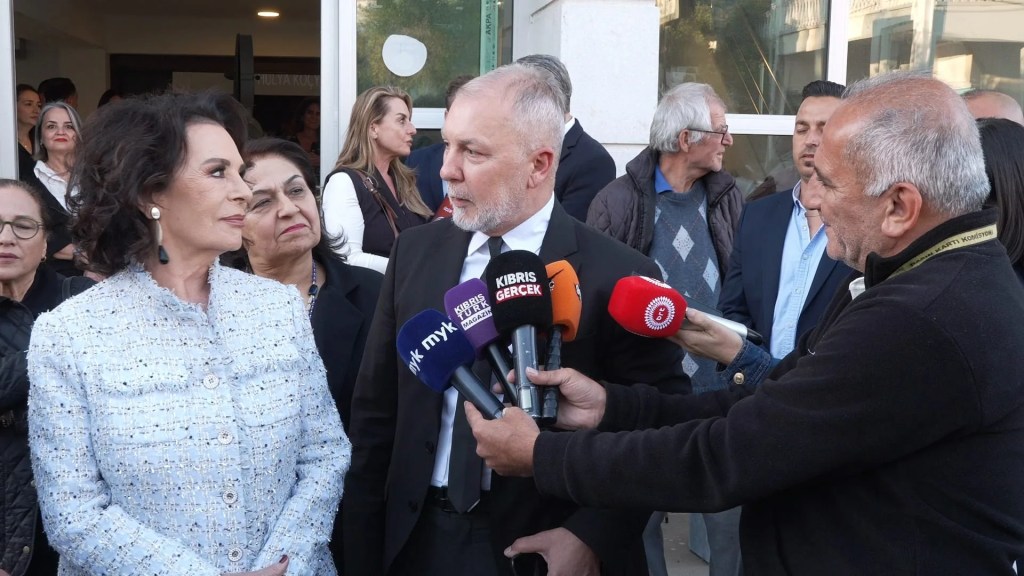 Hülya Koçyiğit KKTC'de Söyleşiye Katıldı