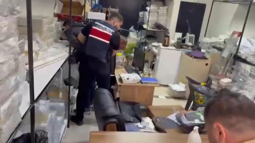 Zeytinburnu'nda Sahte Altın Operasyonu: İki Kişi Gözaltında