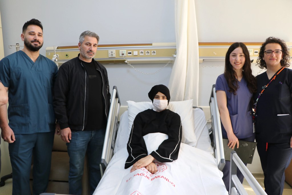Van'da Eş Zamanlı Sezaryen ve Beyin Ameliyatı Başarıyla Yapıldı