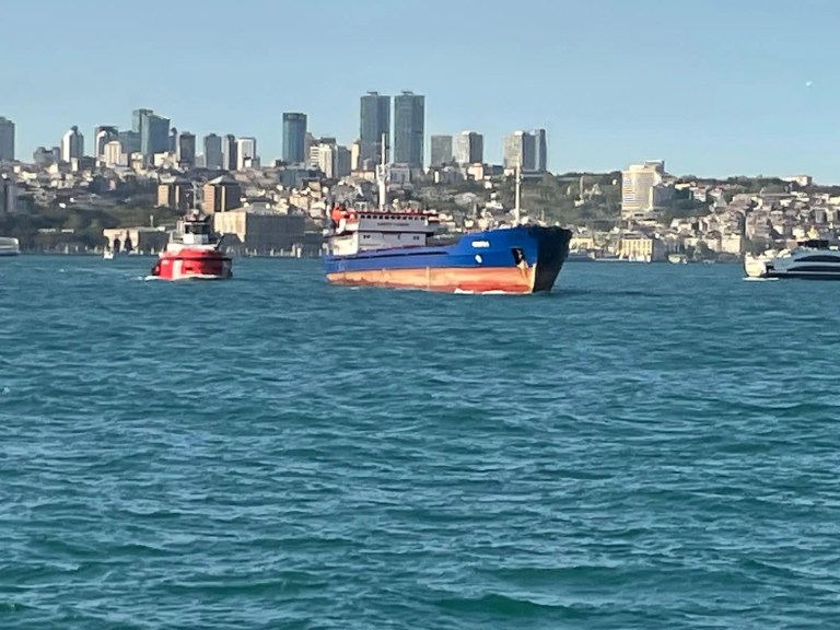 İstanbul Boğazı'nda Gemi Arızası Trafiği Durdurdu