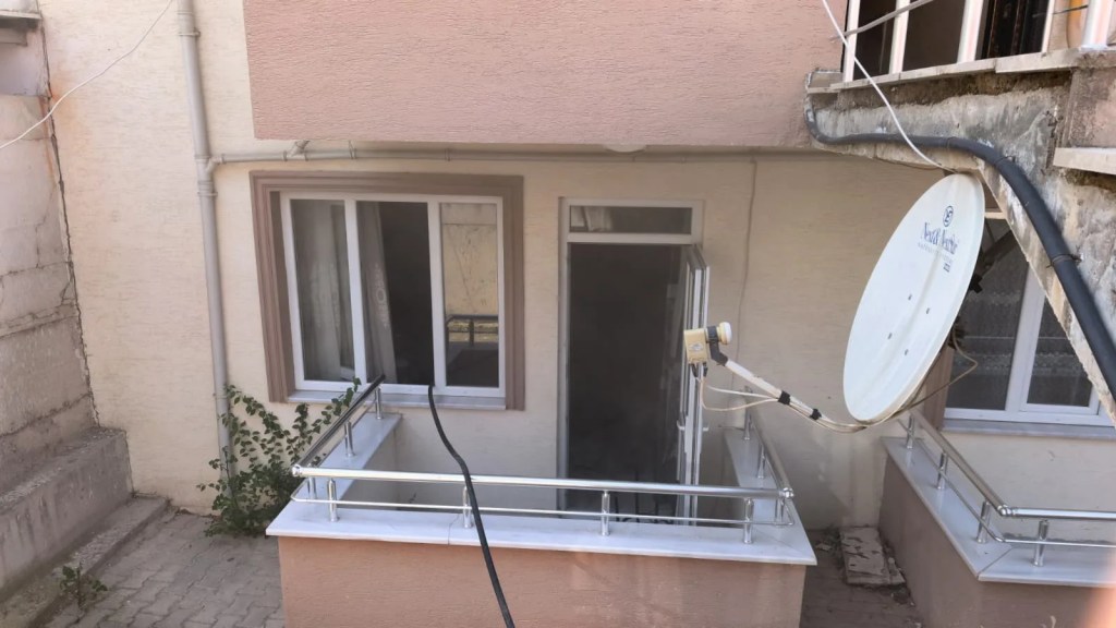 Bursa'da Yangında Mahsur Kalan Anne ve Kızını Komşuları Kurtardı