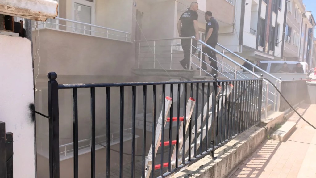 Bursa'da Yangında Mahsur Kalan Anne ve Kızını Komşuları Kurtardı