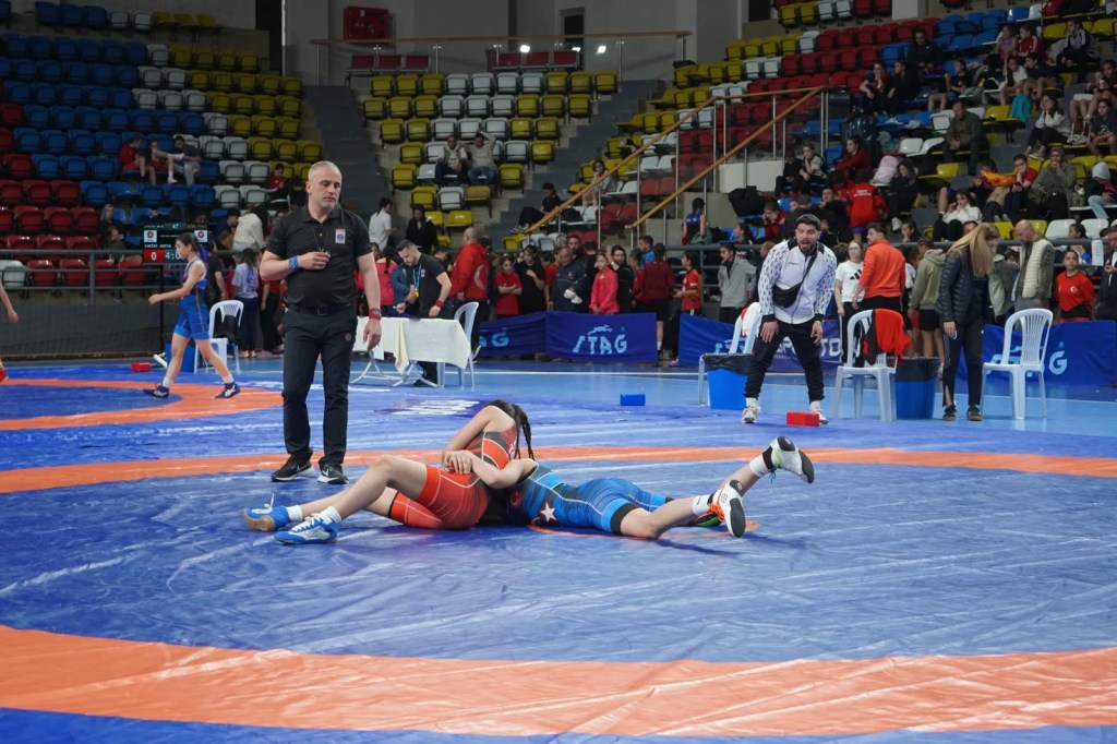 Bolu'da Yıldız Kızlar Güreş Şampiyonası Başladı