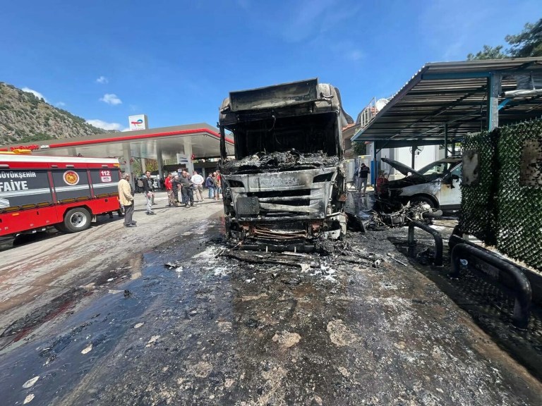 Fethiye'de akaryakıt istasyonunda tanker yangını paniğe neden oldu