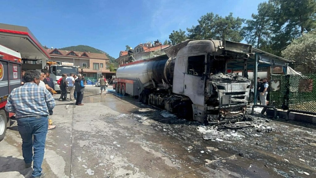 Fethiye'de akaryakıt istasyonunda tanker yangını paniğe neden oldu