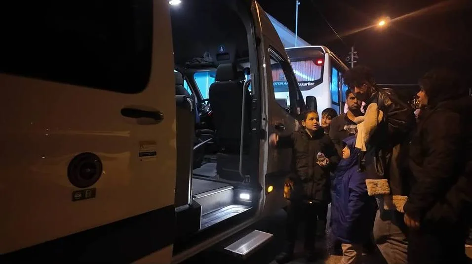 İzmir Foça'da Göçmen Botu Faciası: 1 Çocuk Hayatını Kaybetti