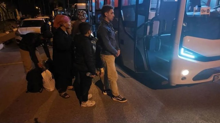 İzmir Foça'da Göçmen Botu Faciası: 1 Çocuk Hayatını Kaybetti