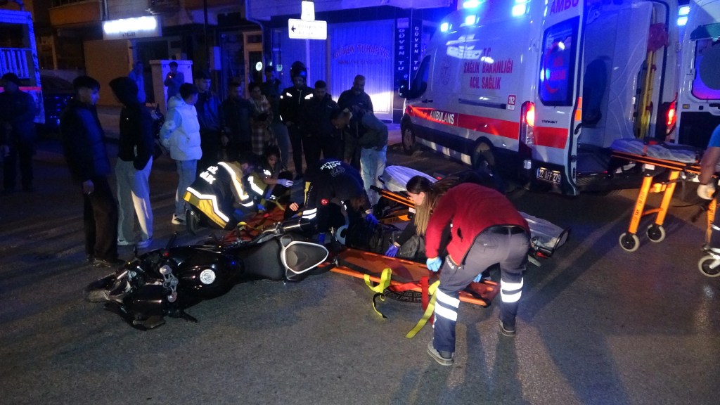 Keşan'da Motosiklet ve Kamyonet Çarpıştı: 2 Yaralı