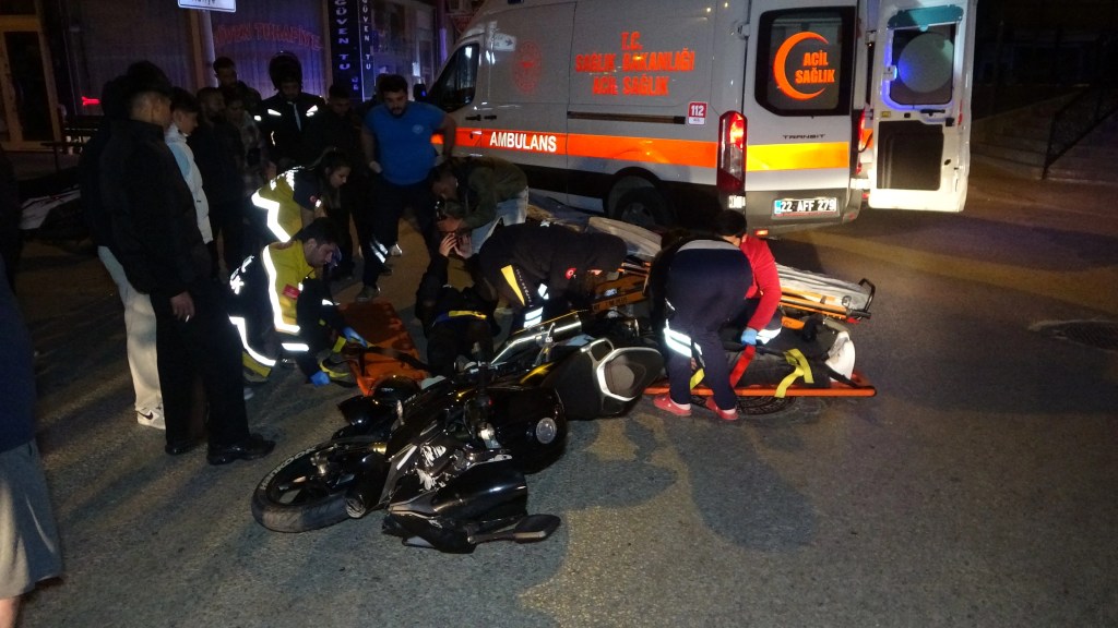 Keşan'da Motosiklet ve Kamyonet Çarpıştı: 2 Yaralı
