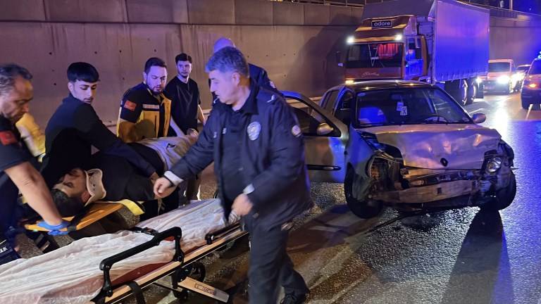 Bursa'da Bariyerlere Çarpan Araçta Sürücü Yaralandı