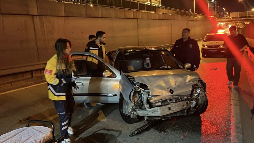 Bursa'da Bariyerlere Çarpan Araçta Sürücü Yaralandı