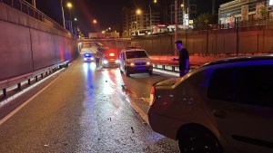 Bursa'da Bariyerlere Çarpan Araçta Sürücü Yaralandı