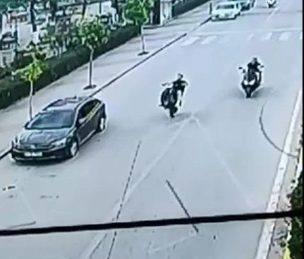 Motosikletle Tek Teker Üzerinde Giden Sürücüye Ağır Ceza