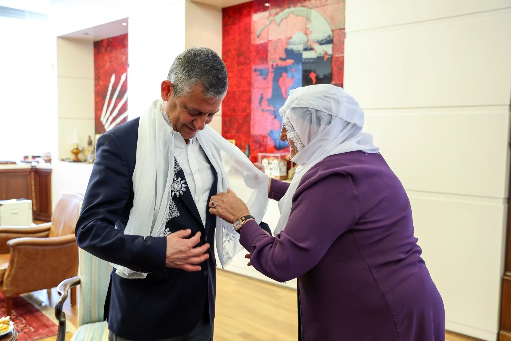 Özgür Özel Barış Anneleri ile Bir Araya Geldi