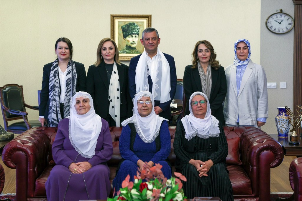 Özgür Özel Barış Anneleri ile Bir Araya Geldi