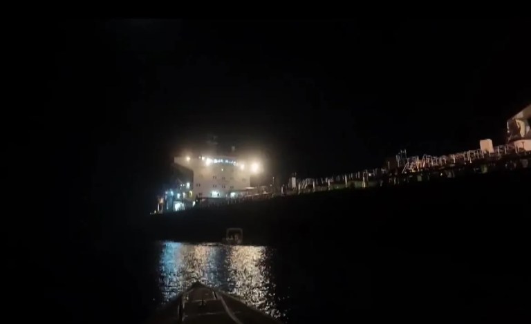 İran Ordusu Umman Denizi'nde Petrol Tankerine El Koydu