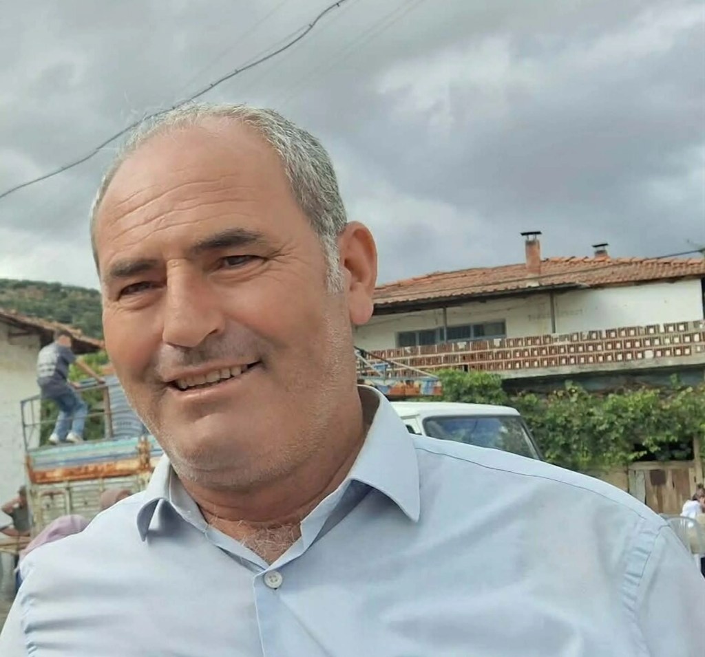 Selendi'de Muhtar Traktöründe Ölü Bulundu