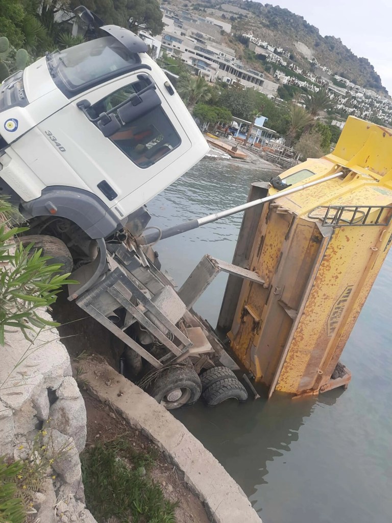 Bodrum'da hafriyat kamyonu deniz kıyısında askıda kaldı