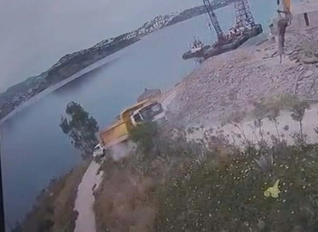 Bodrum'da hafriyat kamyonu deniz kıyısında askıda kaldı