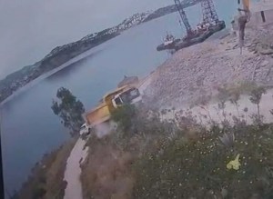 Bodrum'da hafriyat kamyonu deniz kıyısında askıda kaldı