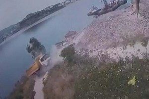 Bodrum’da hafriyat kamyonu deniz kıyısında askıda kaldı